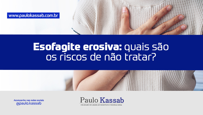 Esofagite erosiva: quais são os riscos de não tratar? 1 Pessoa com a mão no peito, sugerindo desconforto ou dor na região torácica.